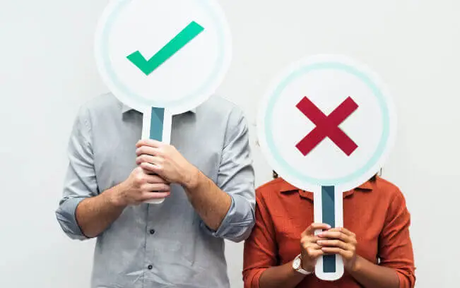 A man holding a green checkmark sign and a woman holding a red X denoting the many targeting options on Sister Wives.